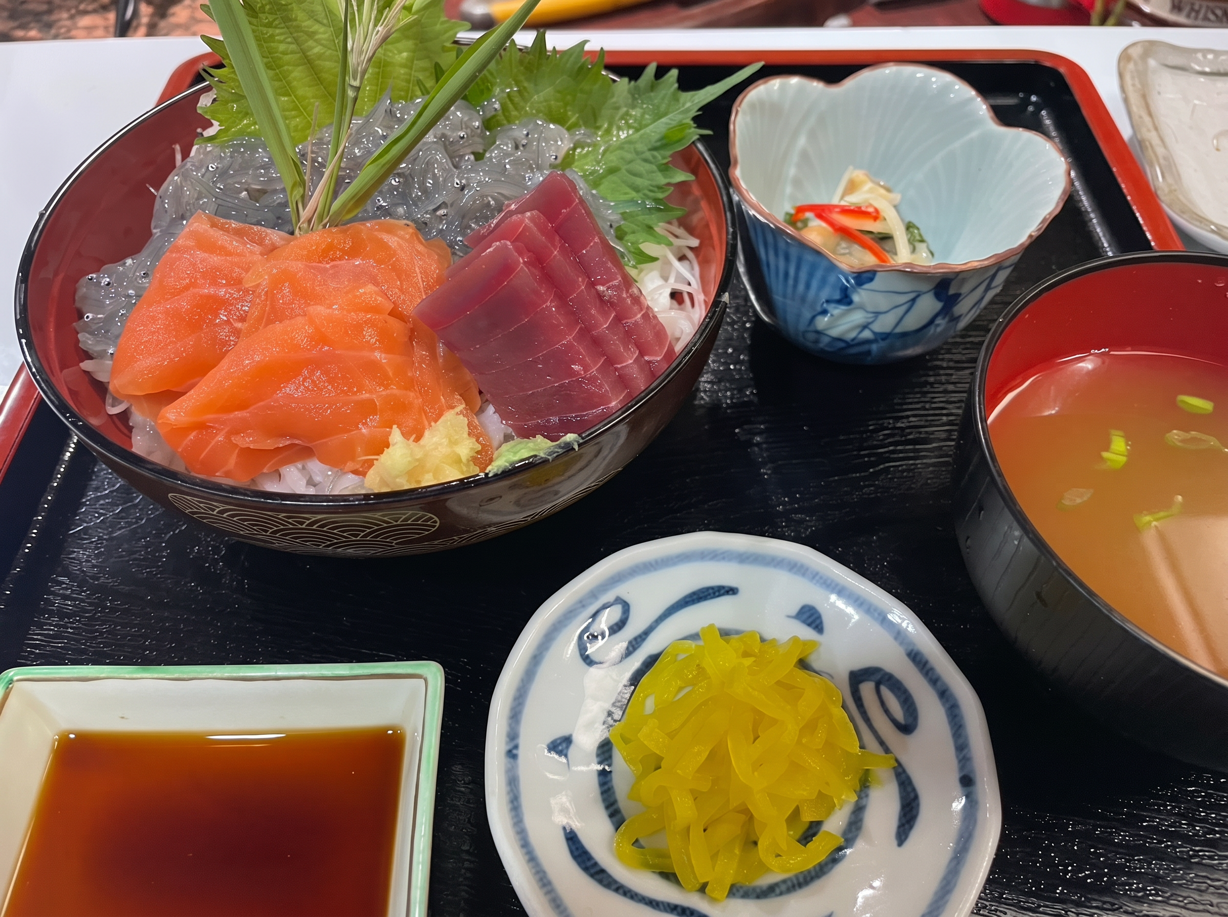 生しらす丼（マグロ・サーモントッピング付き）定食